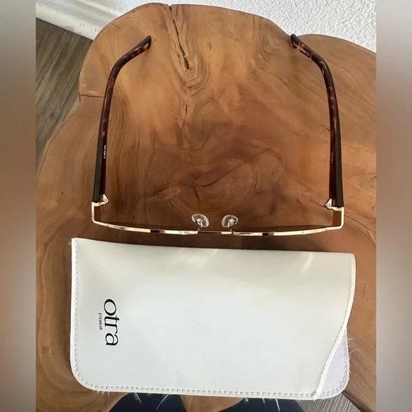 Chic Otra “Echo” Gold and Black Sunglasses - Picture 9 of 13